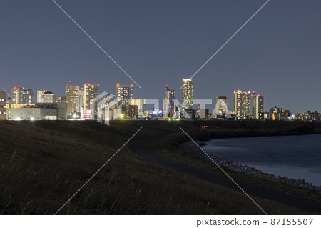 從荒川河岸看河口站前的夜景 87155507