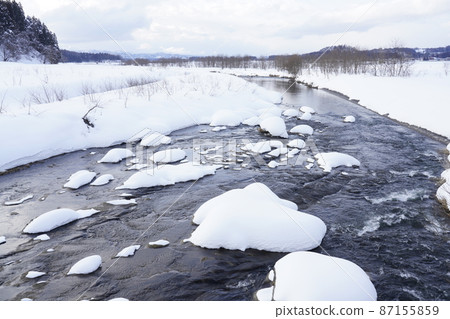 A beautiful clear stream that keeps flowing even in the freezing cold 87155859