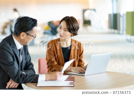 Business woman having a meeting in the lobby Shooting cooperation: LINK FOREST Business woman having a meeting in the lobby Shooting cooperation: LINK FOREST 87156373