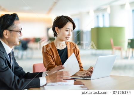 Business woman having a meeting in the lobby Shooting cooperation: LINK FOREST 87156374