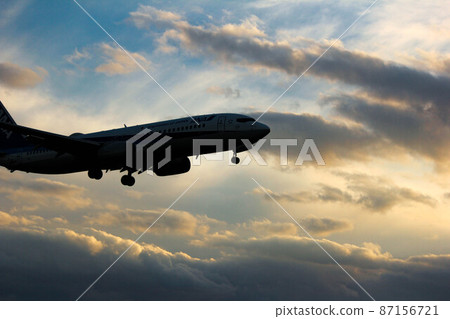 一架被夕陽染成的客機在天空中飛翔的剪影“大阪機場” 一架被夕陽染成的客機在天空中飛翔的剪影“大阪機場” 87156721