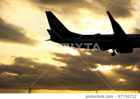 Silhouette of a passenger plane dyed in the setting sun flying in the sky "Osaka Airport" Silhouette of a passenger plane dyed in the setting sun flying in the sky "Osaka Airport" 87156722