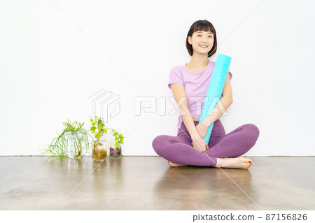 有瑜伽墊的女人 有瑜伽墊的女人 87156826