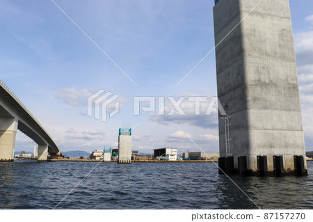 四車道的八日市大橋正在建設中 四車道的八日市大橋正在建設中 87157270