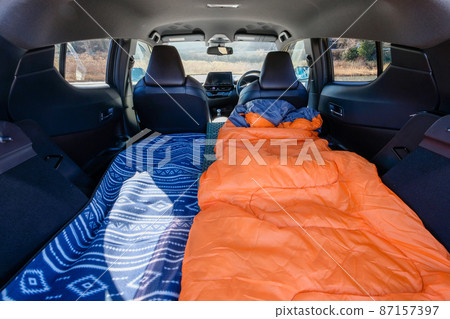 Place a sleeping bag in the car and stay in the car Place a sleeping bag in the car and stay in the car 87157397