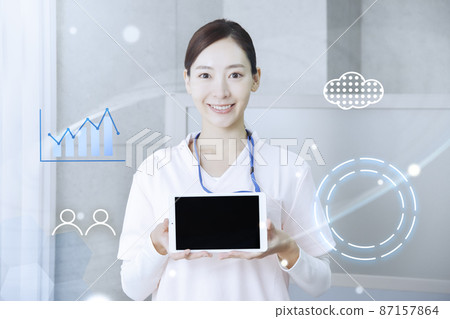 平板電腦終端操作、微笑女醫務人員、數字化轉型、認證護理人員 87157864