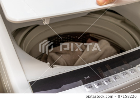 Open the lid of the washing machine 87158226