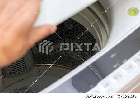 Open the lid and check the inside of the washing machine Open the lid and check the inside of the washing machine 87158232