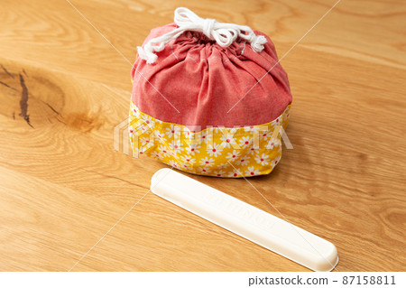 Lunch box and chopsticks 87158811