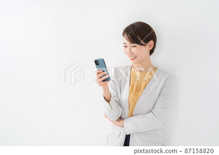 Female portrait in her 30s 87158820