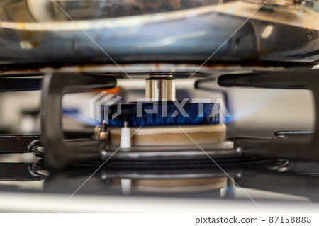 燃氣燃燒器加熱金屬鍋的藍色火焰 燃氣燃燒器加熱金屬鍋的藍色火焰 87158888