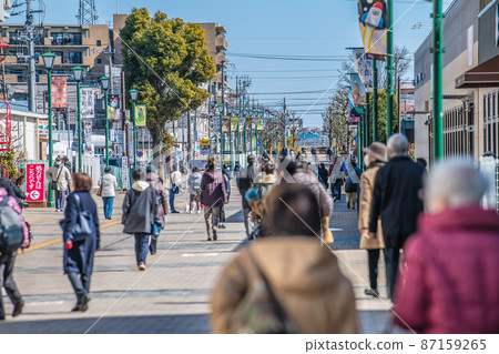日本大和市城市景觀天狼星廣場在科羅娜大和站前。擠滿了許多老人 = 2 月 21 日 87159265