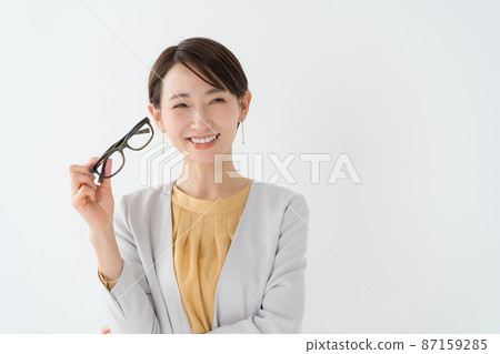 Woman with glasses 87159285