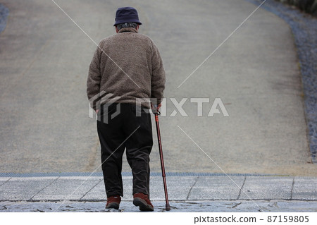 Walking for an old man 87159805