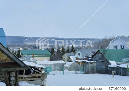 Rustic house in winter, overlooking the forest 87160000