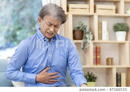 有腹痛的中年人 87160533