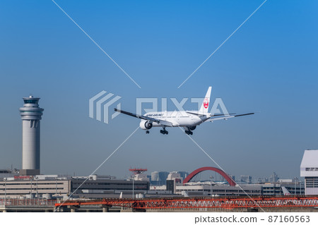 [JAL aircraft and control tower landing on Runway A from Ukishimacho Park] 87160563
