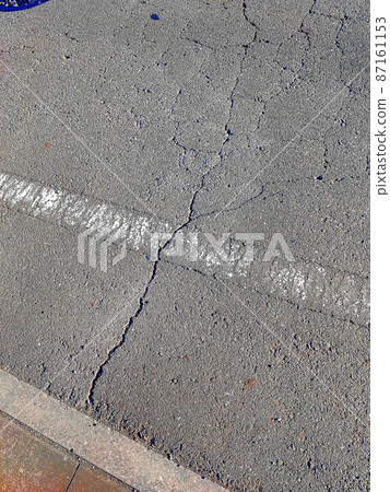 Cracks entering the asphalt 87161153