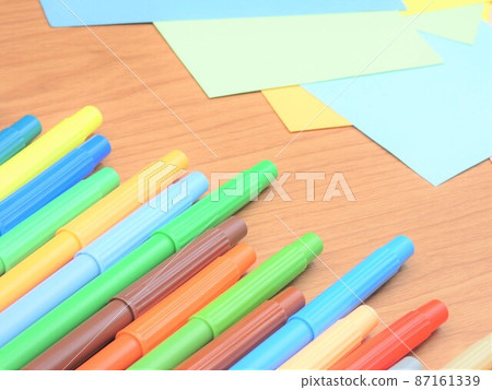 Water-based color pen and randomly placed color drawing paper Water-based color pen and randomly placed color drawing paper 87161339