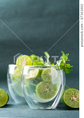 Green lime juice soda with mint leaf, Fresh drink in summer season Green lime juice soda with mint leaf, Fresh drink in summer season 87161602