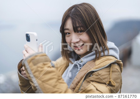 一個女人走在山上 87161770