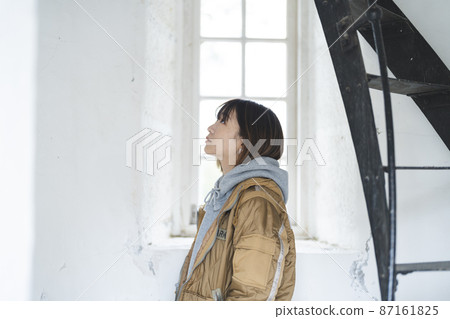 一個女人走在山上 一個女人走在山上 87161825