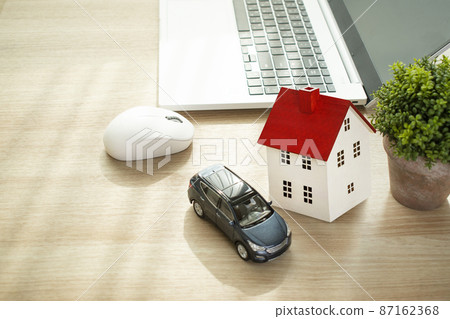 汽車、房子和筆記本電腦 汽車、房子和筆記本電腦 87162368