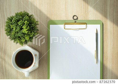 木桌上的剪貼板模型 木桌上的剪貼板模型 87162370
