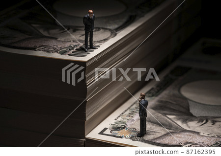 錢(一疊鈔票)和一個微型商人 錢(一疊鈔票)和一個微型商人 87162395
