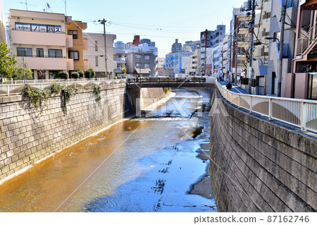 從神鷹橋/神田川向下游看（東京都新宿區）[2022.2] 87162746