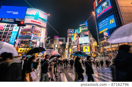 日本東京城市景觀 BA.2 社區獲得性感染 ... 重地板使用率 33.7% ...重症和死亡人數不斷增加。雨澀澀谷 = 19th 87162796