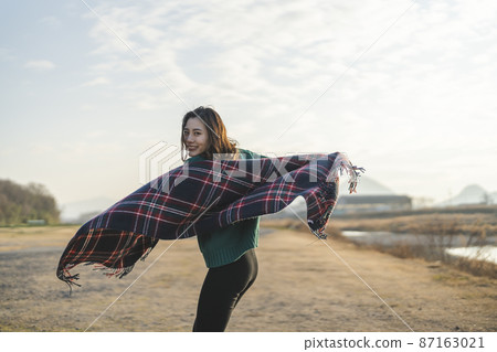 Woman in the dusk 87163021