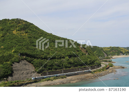 沿著海岸線行駛的特快列車 87163190