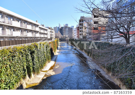 從戶田平橋/神田川向下游看（東京都新宿區）[2022.2] 87163359