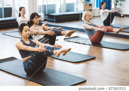 做瑜伽、熱瑜伽、普拉提的女性 做瑜伽、熱瑜伽、普拉提的女性 87163552