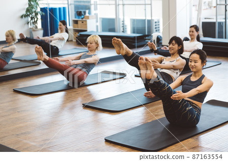 做瑜伽、熱瑜伽、普拉提的女性 87163554