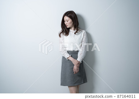 Cool business woman 87164011