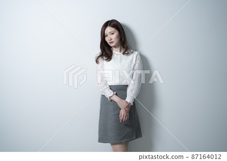 Cool business woman 87164012
