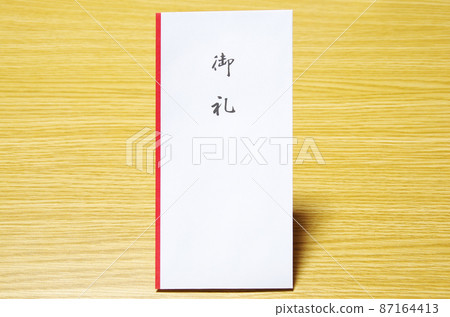 一個簡單的禮品袋,上面印有感謝信 一個簡單的禮品袋,上面印有感謝信 87164413