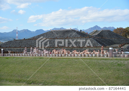 Hodota Tombs "Yawatatsuka Tombs", restored haniwa and Mt. Haruna 87164441
