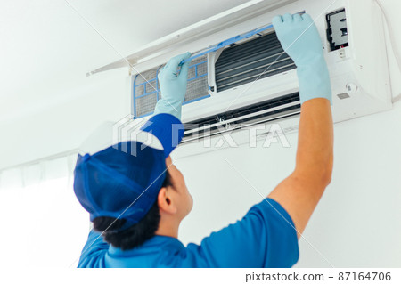 工作服清潔空調和空調設備的男士(後視圖) 工作服清潔空調和空調設備的男士(後視圖) 87164706