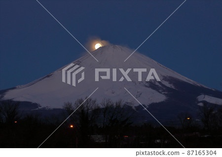 Full moon at the top of Mt. Fuji from the Ashigara Service Area on the Tomei Expressway in Gotemba City, Shizuoka Prefecture and Oyama Town, Sunto District, commonly known as Pearl Fuji Full moon at the top of Mt. Fuji from the Ashigara Service Area on the Tomei Expressway in Gotemba City, Shizuoka Prefecture and Oyama Town, Sunto District, commonly known as Pearl Fuji 87165304