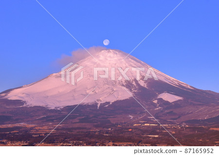 Oyama-cho, Sunto-gun, Shizuoka Prefecture View of Mt. Fuji Full moon at the top of Mt. Fuji in the early morning from the hill of the best oath in Japan, commonly known as Pearl Fuji Oyama-cho, Sunto-gun, Shizuoka Prefecture View of Mt. Fuji Full moon at the top of Mt. Fuji in the early morning from the hill of the best oath in Japan, commonly known as Pearl Fuji 87165952