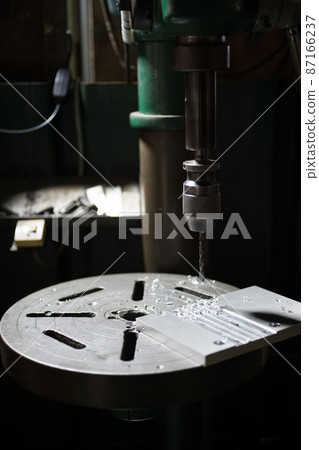 Drilling holes in aluminum plates with a drilling machine 87166237