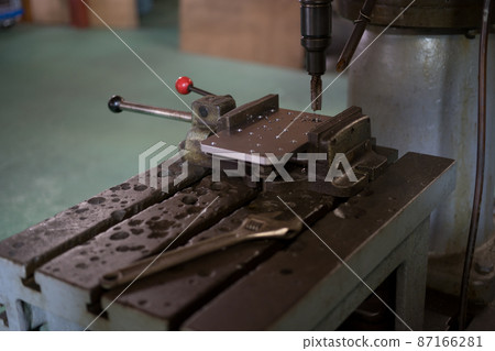 Tap processing with a radial drilling machine Tap processing with a radial drilling machine 87166281