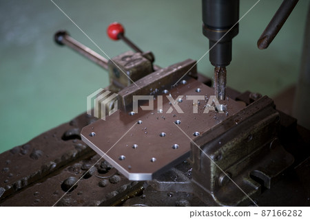 Tap processing with a radial drilling machine 87166282