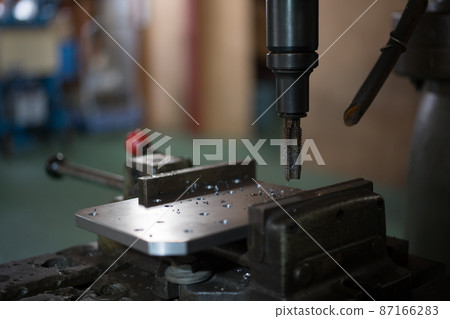 Tap processing with a radial drilling machine Tap processing with a radial drilling machine 87166283