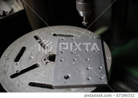 Deburring with a chamfer cutter on a drilling machine Deburring with a chamfer cutter on a drilling machine 87166332