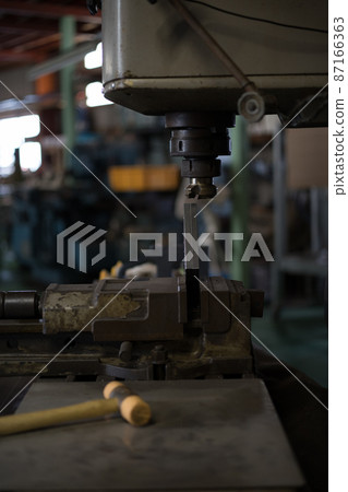 Chamfering with a milling machine Chamfering with a milling machine 87166363