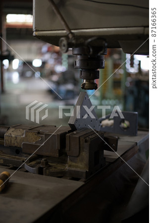 Chamfering with a milling machine Chamfering with a milling machine 87166365